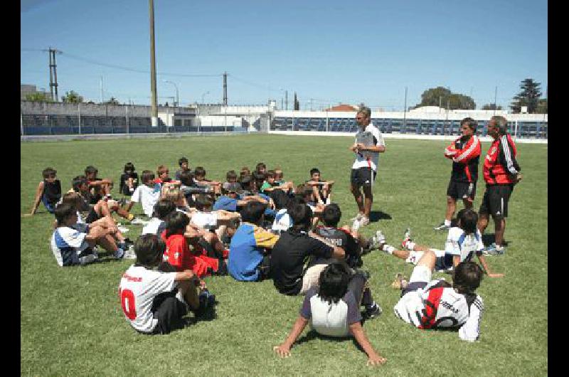 Los entrenadores de las divisiones menores de River dirigieron una prueba ayer en el Ricardo SÃnchez Claudio MartÃ­nez 