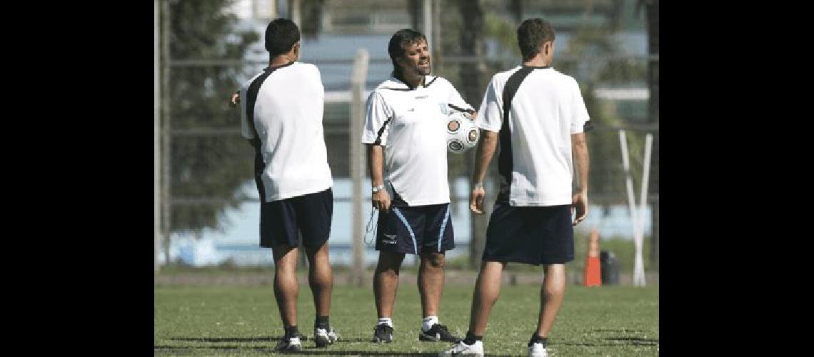 El mediÃtico entrenador dirigiÃ³ ayer su primera prÃctica en La Academia DyN 