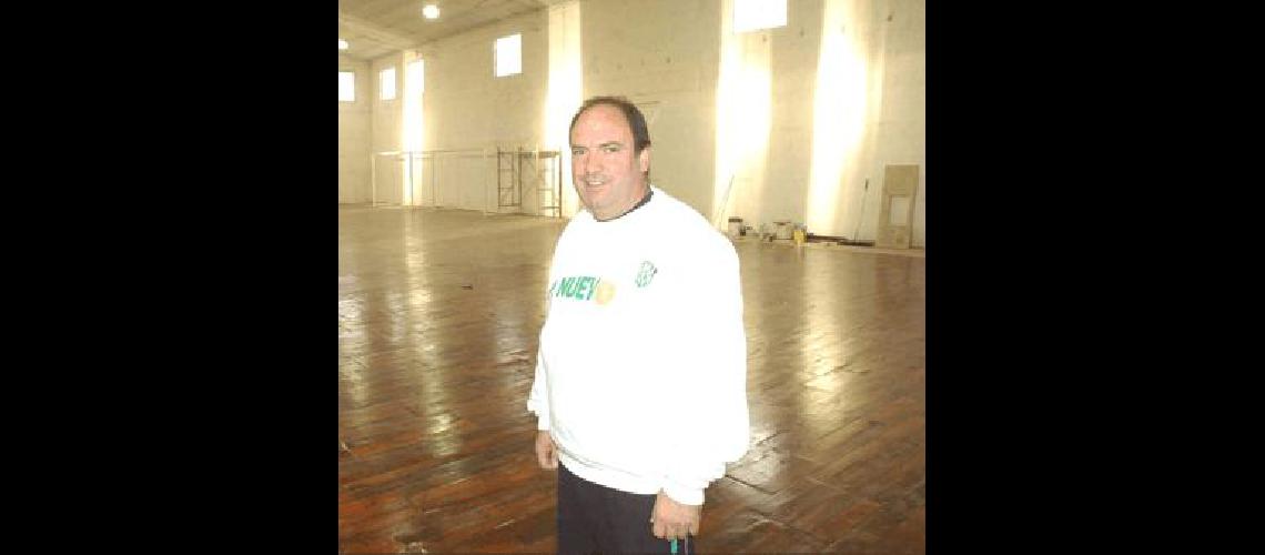 Para el presidente albiverde el piso del Polideportivo de Necochea es intransitable se levanta todo y la pelota no pica bien Archivo 