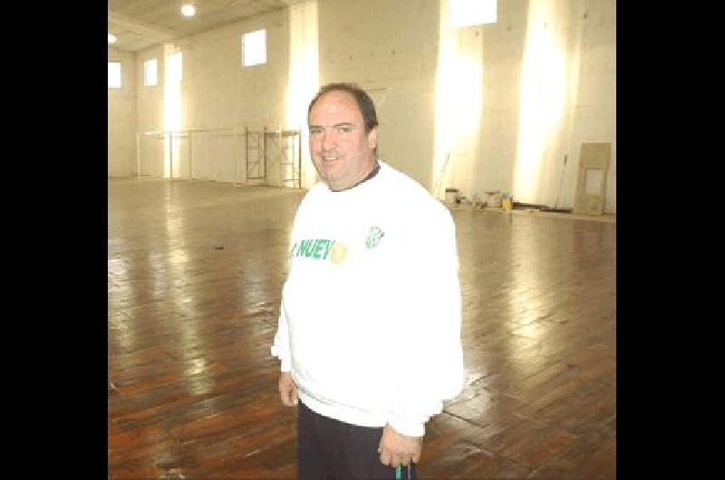 Para el presidente albiverde el piso del Polideportivo de Necochea es intransitable se levanta todo y la pelota no pica bien Archivo 