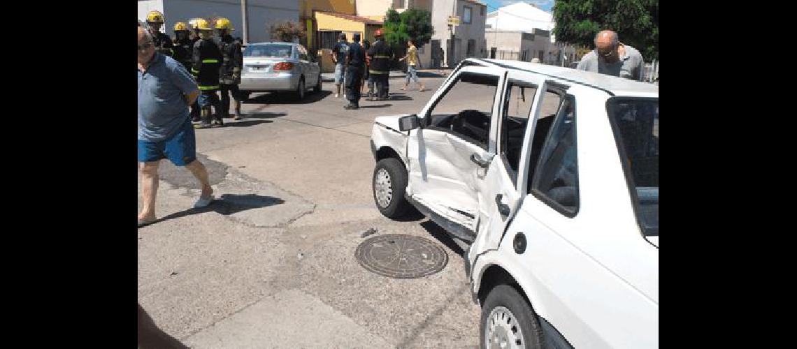 Un Fiat Duna y un Toyota Corolla colisionaron en el barrio Mariano Moreno Fotos Lucas Pagano