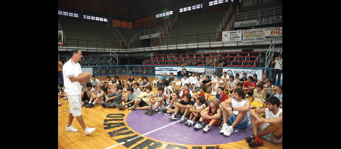 La charla de Sergio Santos HernÃndez fue seguida con gran atenciÃ³n por un nutrido grupo de pibes en el Gran Gimnasio del Bata Claudio MartÃ­nez 