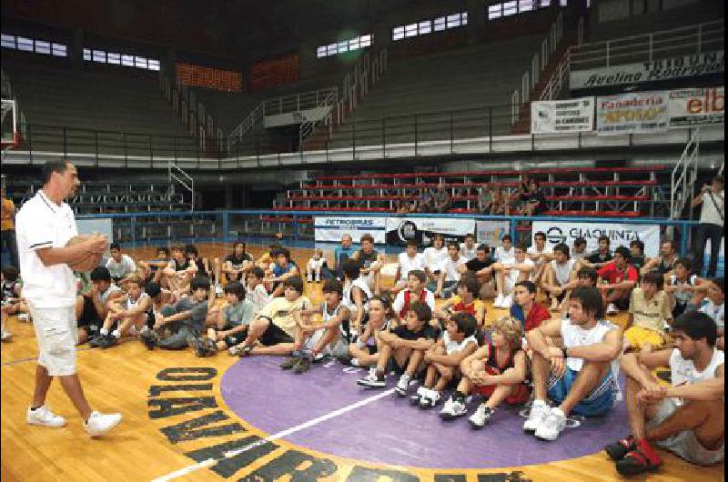 La charla de Sergio Santos HernÃndez fue seguida con gran atenciÃ³n por un nutrido grupo de pibes en el Gran Gimnasio del Bata Claudio MartÃ­nez 