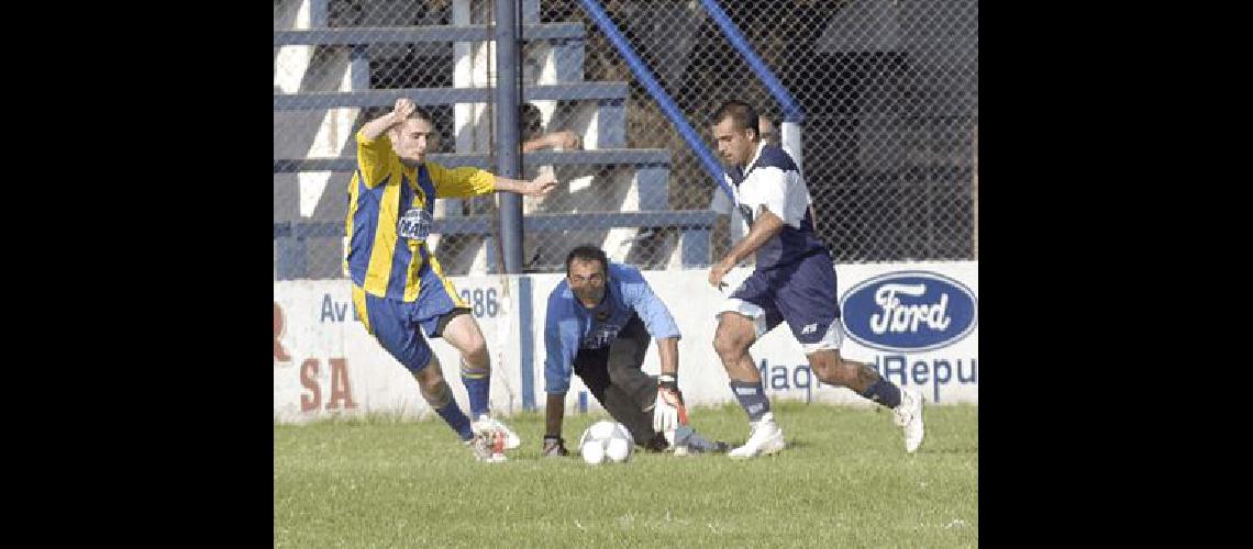 Maximiliano Mayoz anotÃ³ tres goles y fue la figura en la victoria de El FortÃ­n sobre LujÃn Carlos RamÃ­rez 