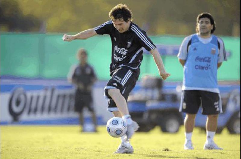 El mÃs grande mira cÃ³mo su heredero Lionel Messi remata de zurda Maradona aÃºn no confirmÃ³ los once que recibirÃn a la vinotinto TÃ©lam 