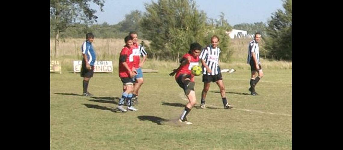 AbdÃ³n Moris y una pirueta para parar el balÃ³n Agencia 