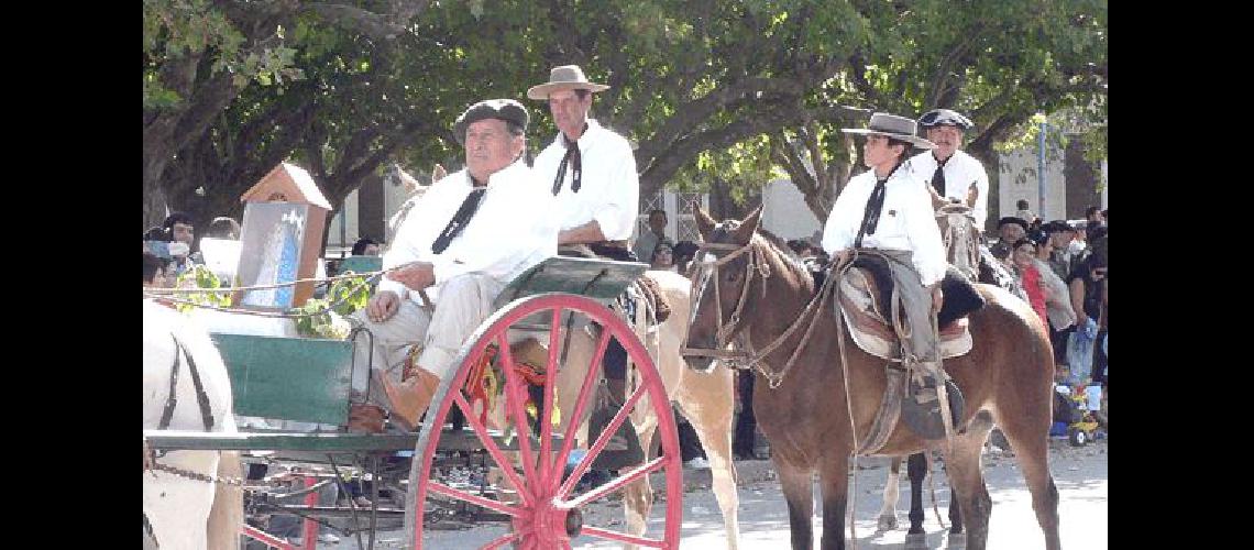 Abanderados y escoltas del RincÃ³n de Los Gauchos JosÃ© HernÃ�ndez abrieron el desfile entonando el Himno 