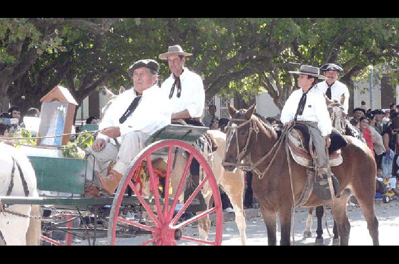 Abanderados y escoltas del RincÃ³n de Los Gauchos JosÃ© HernÃ�ndez abrieron el desfile entonando el Himno 