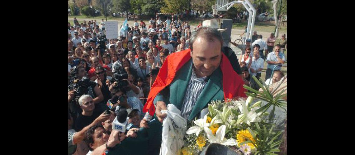 El Pato Cabrera con su gente en Villa Allende donde festejarÃ el tÃ­tulo AFP 