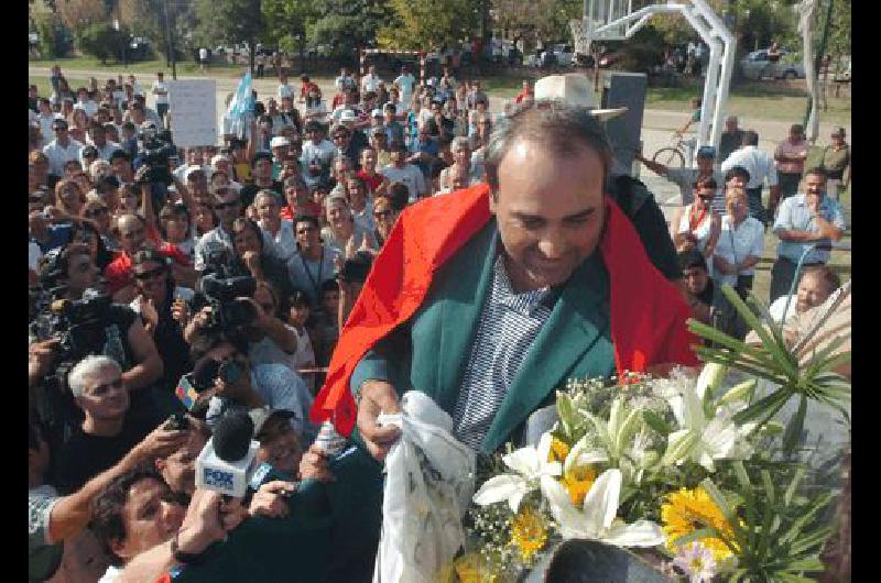 El Pato Cabrera con su gente en Villa Allende donde festejarÃ el tÃ­tulo AFP 