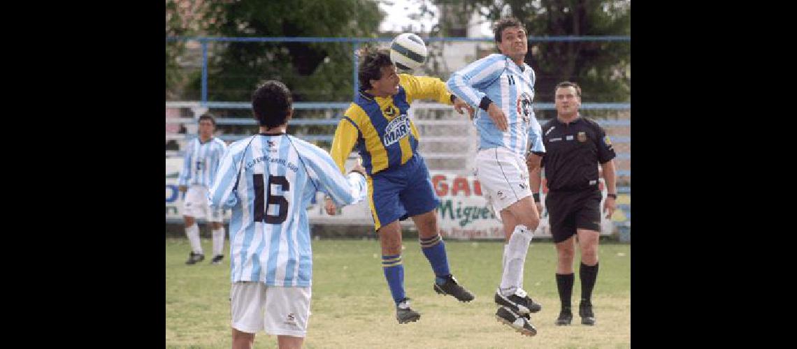 Carlos Arena fue autor de tres tantos en la goleada de Ferro sobre LujÃn Claudio MartÃ­nez 