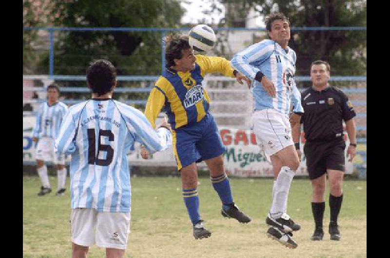 Carlos Arena fue autor de tres tantos en la goleada de Ferro sobre LujÃn Claudio MartÃ­nez 