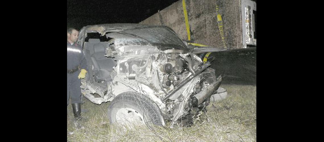 La camioneta muestra el destrozo sufrido al impactar contra el transporte 