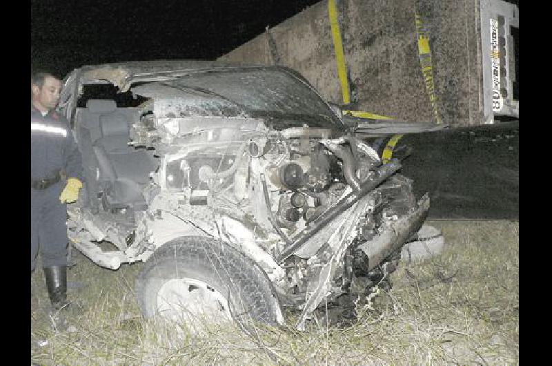 La camioneta muestra el destrozo sufrido al impactar contra el transporte 