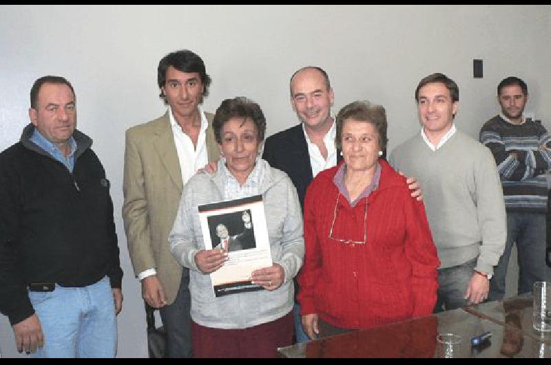 El intendente Fisher el subsecretario Dr Terrera y el director de Tierras junto a AngÃ©lica y Amanda Loyola dos nuevas titulares de escrituras Agencia 