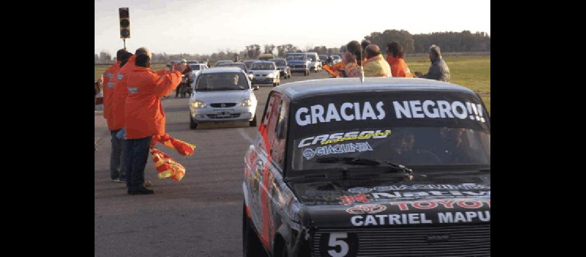 Juanjo Cassou en el auto del piloto MartÃ­n Laborda acompaÃ±Ã³ a su amigo Juan JosÃ© JuÃ�rez en el Ãºltimo paso por el AutÃ³dromo Hermanos Emiliozzi Miguel Angel 