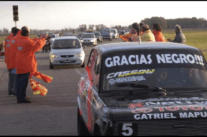 Juanjo Cassou en el auto del piloto MartÃ­n Laborda acompaÃ±Ã³ a su amigo Juan JosÃ© JuÃ�rez en el Ãºltimo paso por el AutÃ³dromo Hermanos Emiliozzi Miguel Angel 