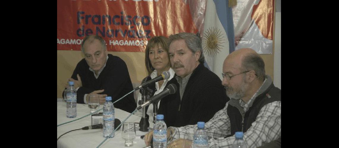 Felipe SolÃ� junto a los Cura y Abad Carlos RamÃ­rez