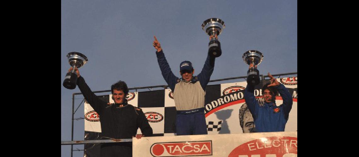 Otra vez bien arriba del podio AgustÃ­n Herrera (centro) alcanzÃ³ en 9 de Julio su tercera carrera en el TC Pista Mouras Gentileza- wwwvenitomateunmatecomar 