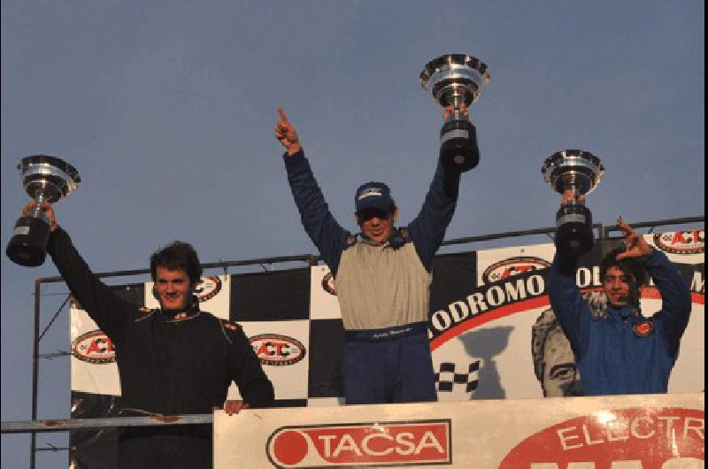 Otra vez bien arriba del podio AgustÃ­n Herrera (centro) alcanzÃ³ en 9 de Julio su tercera carrera en el TC Pista Mouras Gentileza- wwwvenitomateunmatecomar 