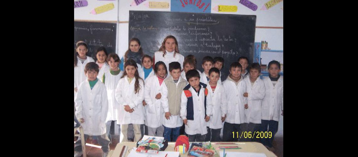 Los alumnos de 4Â° y 5Â° con su maestra Agencia 