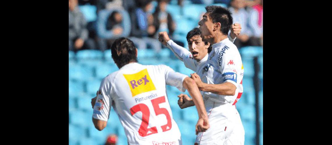 Paolo Goltz festeja su gol en el triunfo de HuracÃn ante San Lorenzo AFP 