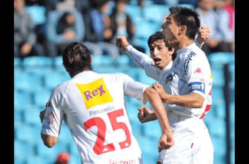 Paolo Goltz festeja su gol en el triunfo de HuracÃn ante San Lorenzo AFP 