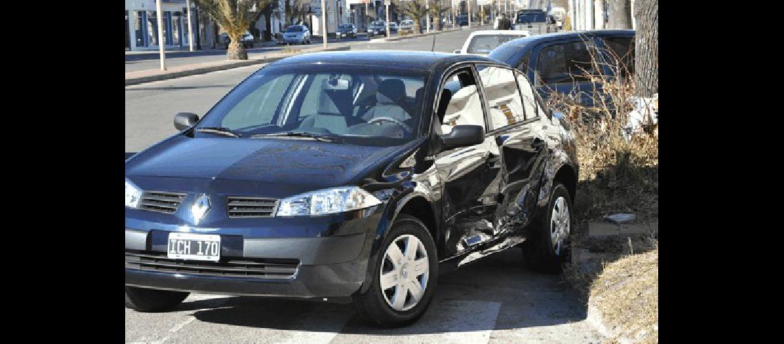 La camioneta chocÃ³ el paredÃ³n de una casa 