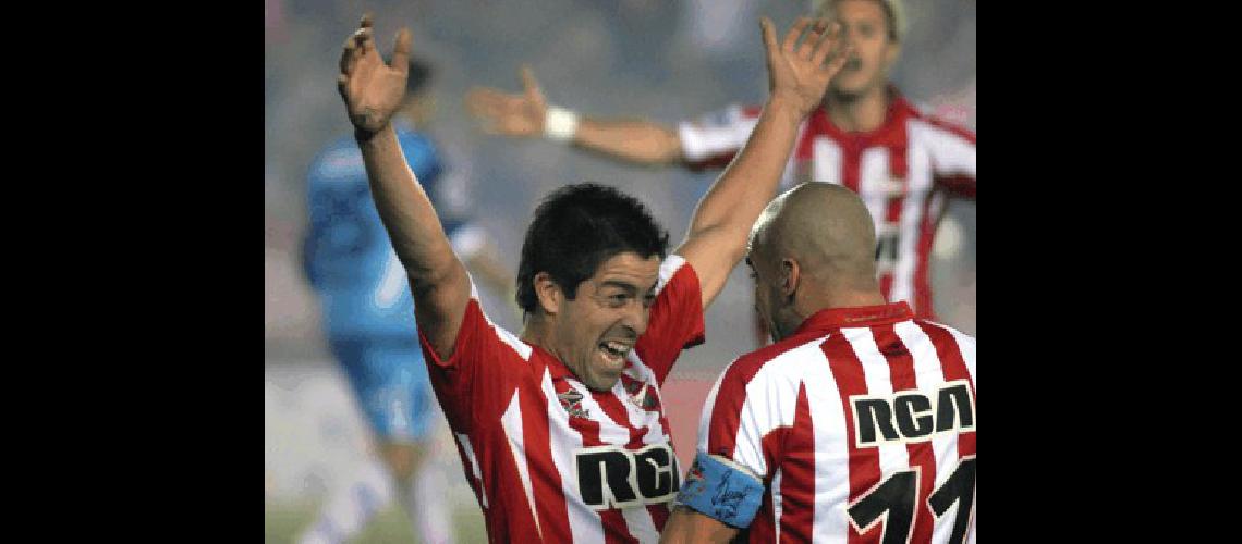 Diego GalvÃn festeja su gol junto con Juan SebastiÃn VerÃ³n DyN 