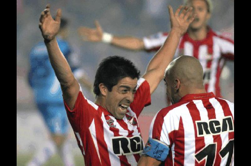 Diego GalvÃn festeja su gol junto con Juan SebastiÃn VerÃ³n DyN 