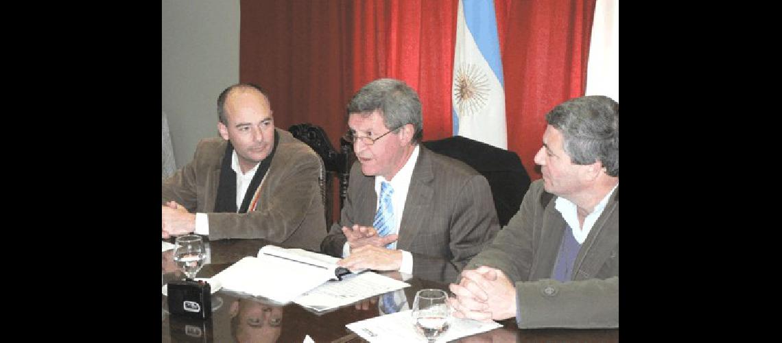 El Ministro de EducaciÃ³n junto con el intendente de Laprida y Gonzales Chaves 