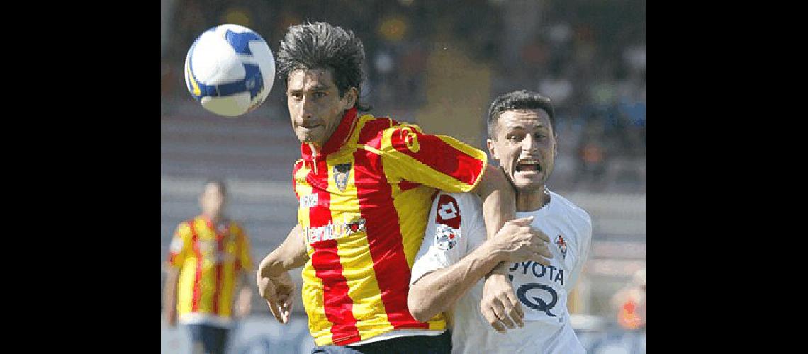 La pelota entre ceja y ceja el goleador surgido en Laprida firmÃ³ por dos aÃ±os con la Fiorentina Agencia 