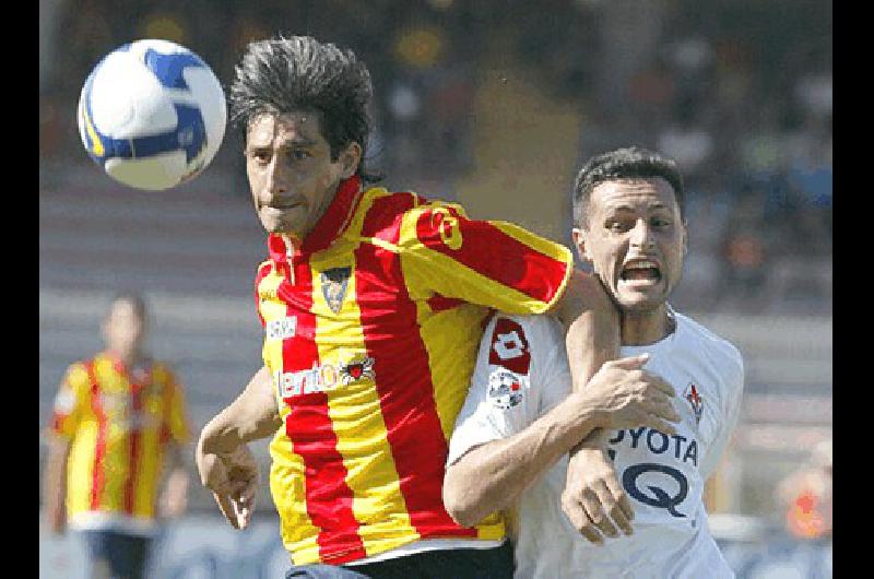 La pelota entre ceja y ceja el goleador surgido en Laprida firmÃ³ por dos aÃ±os con la Fiorentina Agencia 