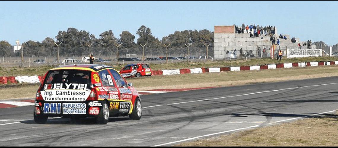 La tribuna semivacÃ­a y ninguna persona en el alambrado Un estupendo espectÃ�culo en la pista y falta de pÃºblico en el AutÃ³dromo mostrÃ³ el paso del Turismo Nacional Lucas Pagano 