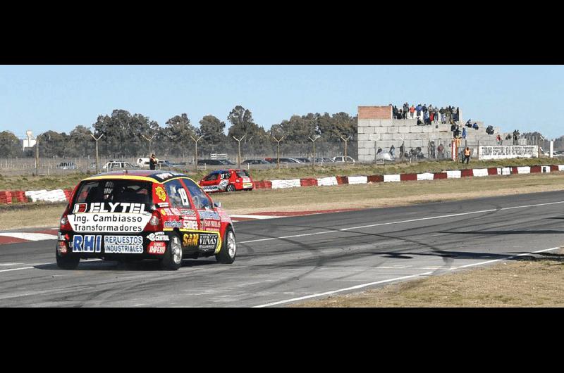 La tribuna semivacÃ­a y ninguna persona en el alambrado Un estupendo espectÃ�culo en la pista y falta de pÃºblico en el AutÃ³dromo mostrÃ³ el paso del Turismo Nacional Lucas Pagano 