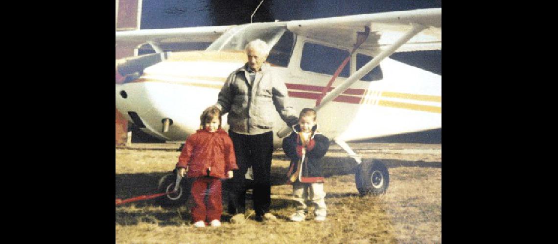 Carlos Diribarne junto a sus dos pasiones- aviones y nietos Gentileza familia Diribarne 