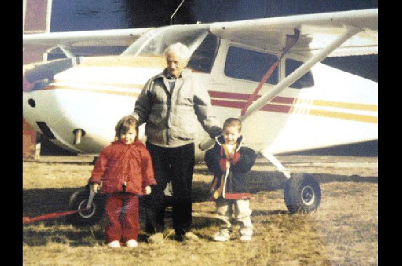 Carlos Diribarne junto a sus dos pasiones- aviones y nietos Gentileza familia Diribarne 