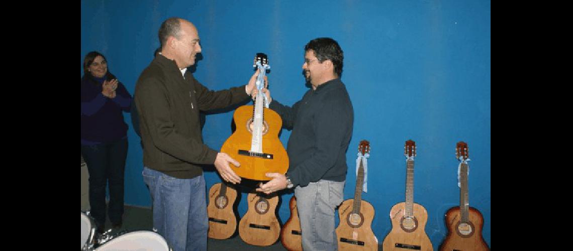 El Intendente hizo entrega de ocho guitarras para los talleres Foto Municipalidad de Laprida 