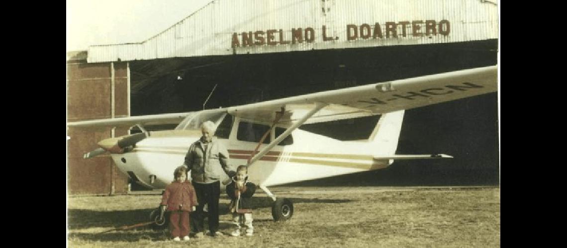 Carlos Diribarne junto a sus dos pasiones aviones y nietos  Gentileza familia Diribarne 