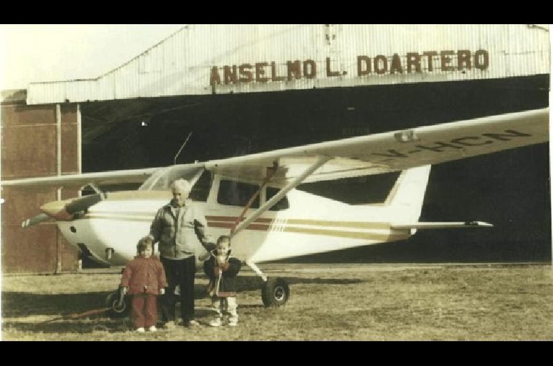 Carlos Diribarne junto a sus dos pasiones aviones y nietos  Gentileza familia Diribarne 