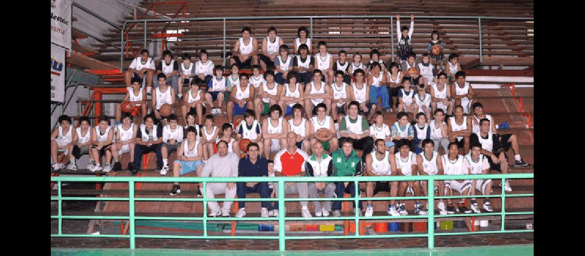 Una gran cantidad de chicos recibieron la capacitaciÃ³n basquetbolÃ­stica de Adolfo RubÃ©n GurÃ­ Perazzo todo un referente del deporte de los cestos Lucas Pagano 