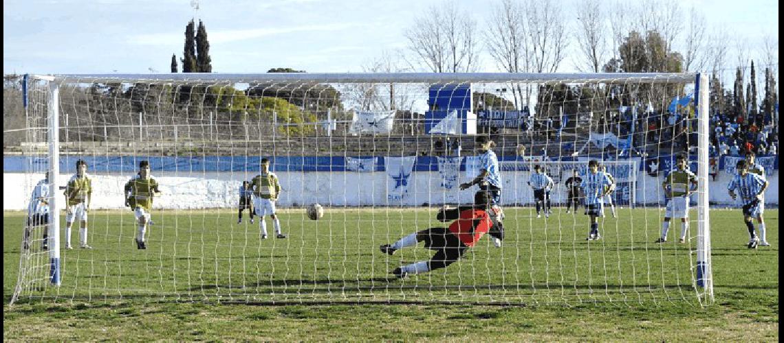 Daniel Salguero marcÃ³ de penal el segundo gol de Ferro Carril Sud Lucas Pagano 