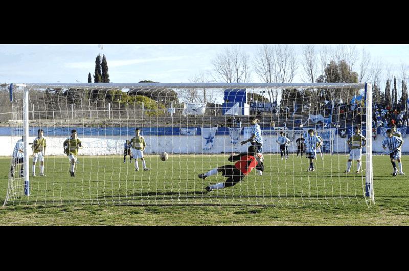 Daniel Salguero marcÃ³ de penal el segundo gol de Ferro Carril Sud Lucas Pagano 