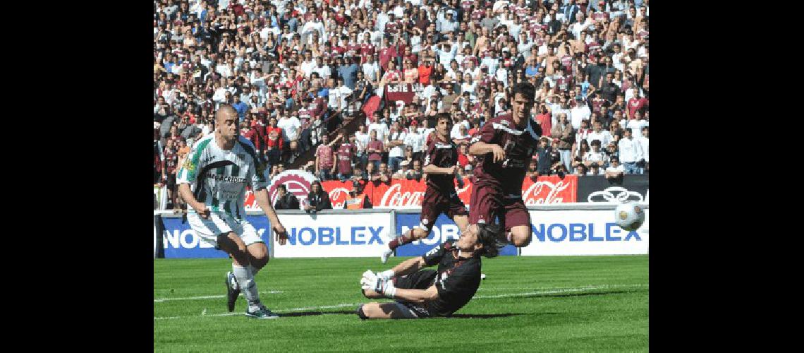 El uruguayo Santiago Silva fue el hÃ©roe de Banfield en el clÃsico ante LanÃºs AFP 