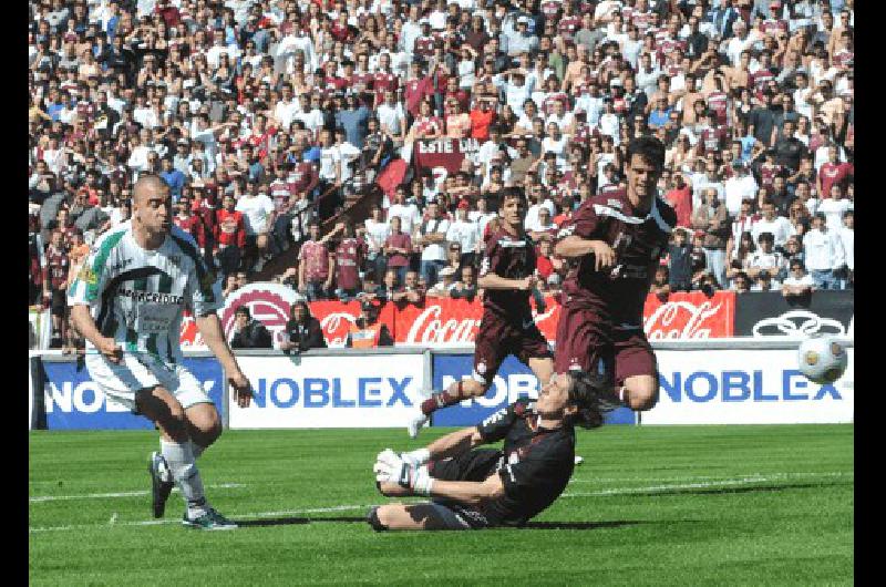 El uruguayo Santiago Silva fue el hÃ©roe de Banfield en el clÃsico ante LanÃºs AFP 