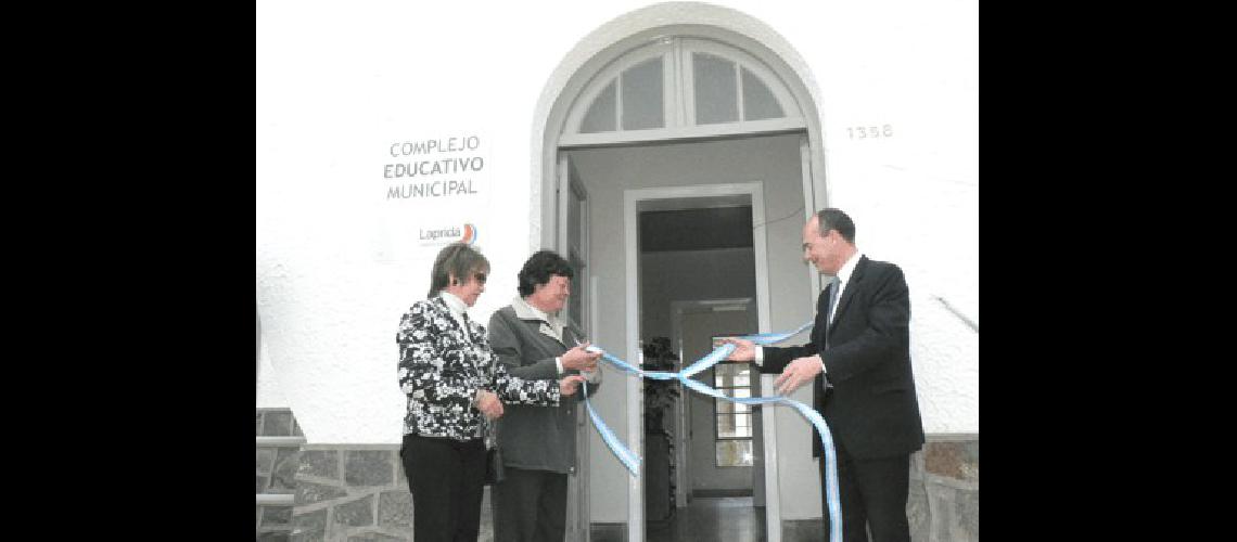 El Intendente corta la cinta junto con la coordinadora de la carrera y la presidente del Consejo Escolar cortaron la cinta en la puerta del complejo 