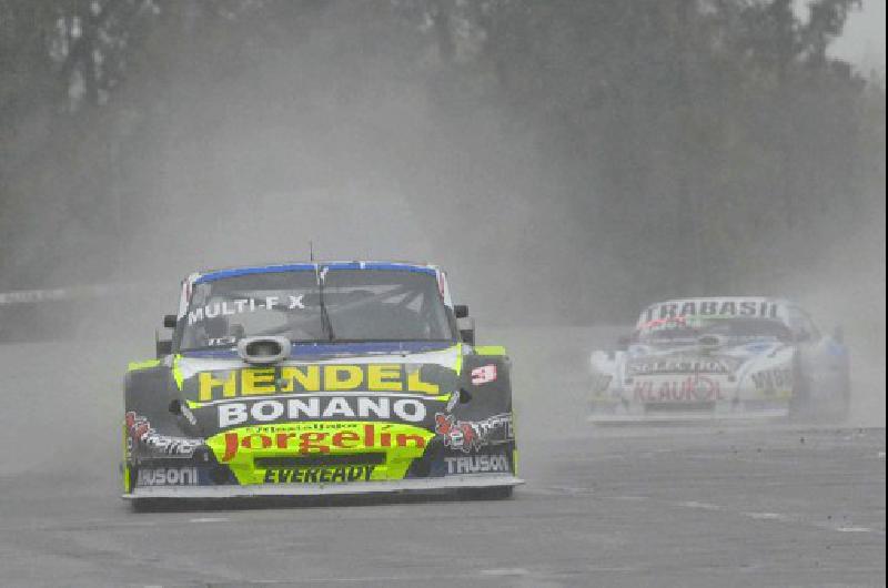 Emanuel Moriatis ganÃ³ de punta a punta la carrera del Turismo Carretera disputada bajo la lluvia en Buenos Aires TÃ©lam 