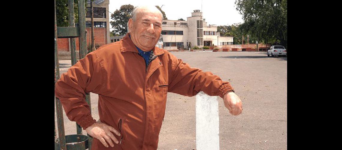 Angel Borzi frente a su querido club Estudiantes 