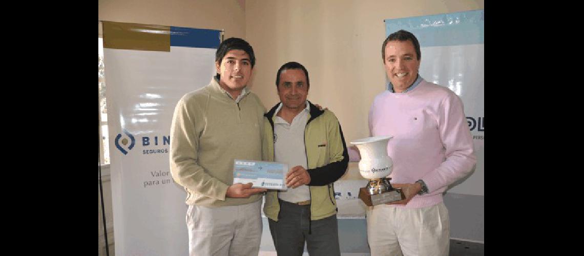 Juan JosÃ© DÃ­az recibiÃ³ el premio Binaria Seguros de Vida por parte de Pablo AsiaÃ­n y SebastiÃn Pareja en el sector golf de Estudiantes Lucas Pagano 