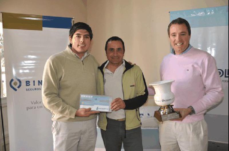 Juan JosÃ© DÃ­az recibiÃ³ el premio Binaria Seguros de Vida por parte de Pablo AsiaÃ­n y SebastiÃn Pareja en el sector golf de Estudiantes Lucas Pagano 